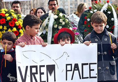 Niños de la comunidad árabe en Bucarest con una pancarta que pide paz, en la marcha de ayer contra los atentados del 11-M.