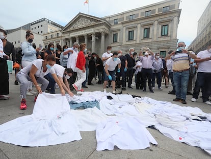 Protesta del colectivo de chefs y cocineros para exigir la apertura de sus negocios tras la crisis de la Covid-19, frente al Congreso de los Diputados, este martes en Madrid.