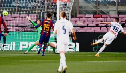 Fede Valverde marca el 0-1 a Neto en el Camp Nou.