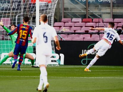 Fede Valverde marca el 0-1 a Neto en el Camp Nou.