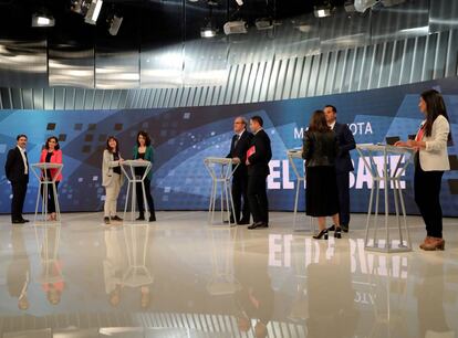 Desde la izquierda, Díaz-Ayuso, Serra, Gabilondo, Aguado y Monasterio dialogan en el plató de Telemadrid con sus respectivos asesores de campaña o de prensa antes del debate.