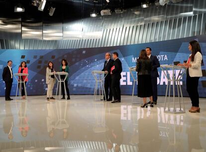 Los candidatos a las elecciones autonómicas madrileñas de 2019 dialogan en el plató de Telemadrid con sus respectivos asesores antes de un debate.