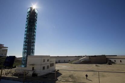 El faro de Cádiz, con la estructura que lo cubre para su restauración.