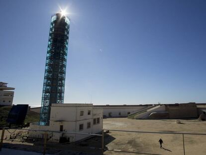 El faro de Cádiz, con la estructura que lo cubre para su restauración.