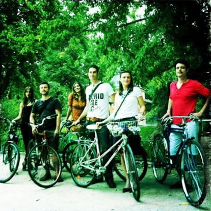 a group of retro-cyclists in a Madrid park.