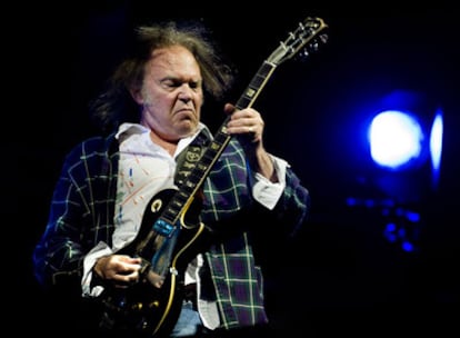 Un momento de la actuación de Neil Young ayer en el Primavera Sound de Barcelona.