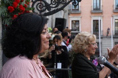 Almudena Grandes y la entonces alcaldesa, Manuela Carmena, en el balcón de la plaza de la Villa, durante el pregón de las fiestas de San Isidro de 2018.