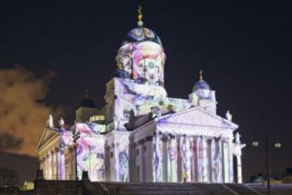 'Ilon kuvia', de Katja Tukiainen, uno de los espectáculos del festival proyectados sobre la catedral de Helsinki.