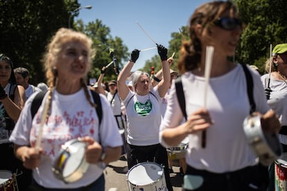 Manifestantes en una de las columnas de la marcha, este domingo, en Madrid.