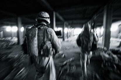 Una imagen de la secuencia en la que una de las patrullas de la Compañía Bravo de los Marines por Faluya descubre a un francotirador escondido entre las ruinas de una nave industrial.