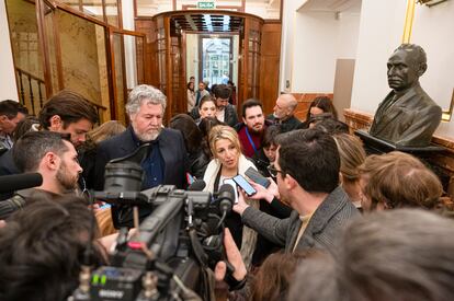 La vicepresidenta segunda y ministra de Trabajo, Yolanda Díaz, atiende a los periodistas en el Congreso.
