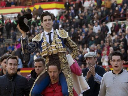 El diestro L&oacute;pez Sim&oacute;n sale a hombros de la plaza de toros de Castell&oacute;n.