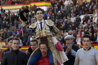 El diestro L&oacute;pez Sim&oacute;n sale a hombros de la plaza de toros de Castell&oacute;n.