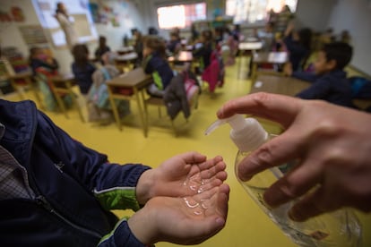 Desinfección de manos con hidrogel a la entrada de un aula, en un colegio de Madrid.