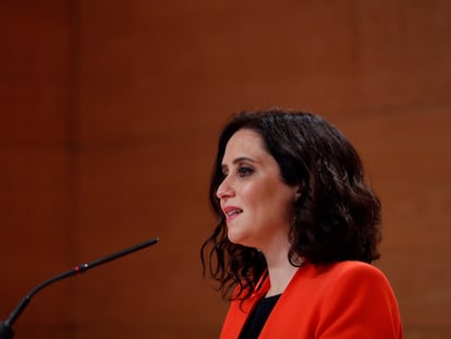 La presidenta de la Comunidad de Madrid, Isabel Díaz Ayuso, da una rueda de prensa este lunes en la sede del Gobierno regional.
