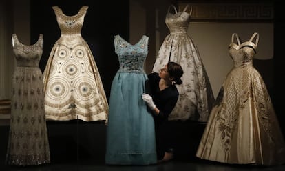 Algunos de los vestidos de fiesta de Isabel II, que se muestran en la exposición que se acaba de inaugurar en Buckingham Palace.