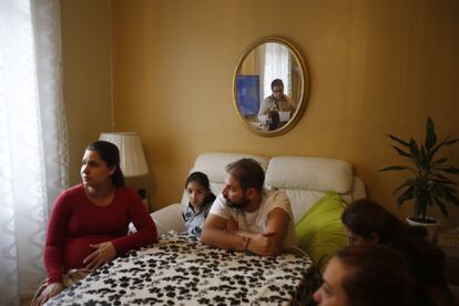 Mayra con su familia espera la orden del juez del desahucio.