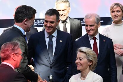 El presidente del Gobierno español, Pedro Sánchez, durante la cumbre de París, junto a Ursula von der Leyen, y otros líderes europeos.
