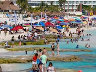 Turistas en las playas de Quintana Roo en el caribe mexicano.