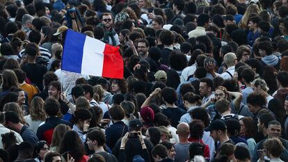 Un manifestante porta una bandera francesa en la Plaza de la República, este domingo en París.