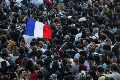 Un manifestante porta una bandera francesa en la Plaza de la República, este domingo en París.