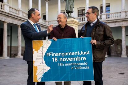 El presidente de la Confederación Empresarial Valenciana (CEV), Salvador Navarro, a la izquierda, y los secretarios generales de CCOO-PV, Arturo León, a la derecha, y UGT-PV, Ismael Saez.