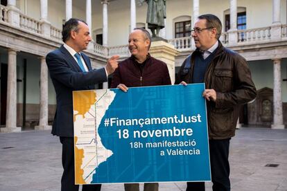 El presidente de la Confederaci&oacute;n Empresarial Valenciana (CEV), Salvador Navarro, a la izquierda, y los secretarios generales de CCOO-PV, Arturo Le&oacute;n, a la derecha, y UGT-PV, Ismael Saez. 