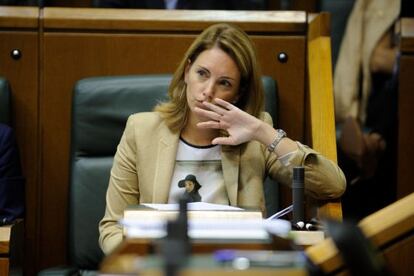 La presidenta del PP vasco, Arantza Quiroga, en el pleno de control del Parlamento.