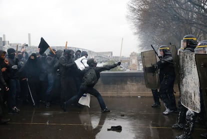 La policía francesa se enfrenta a un grupo de manifestantes durante una marcha en París contra las reformas de la ley laboral gala.