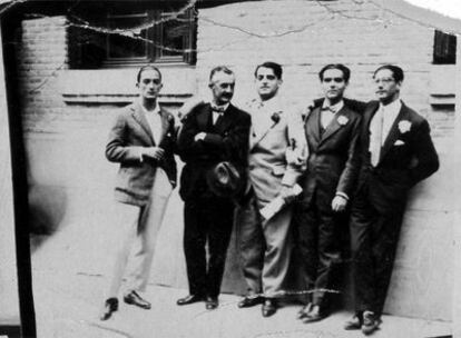 De izquierda a derecha, Dalí, Moreno Villa, Buñuel, García Lorca y Rubio Sacristán, en la Bombilla, Madrid, en mayo de 1926.