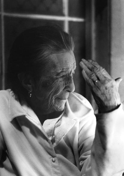 Louise Bourgeois falleció a los 98 años de edad. Trabajó hasta el último momento y mantuvo abierto su salón dominical, en el que recibía a jóvenes artistas, en su viejo caserón del neoyorquino barrio de Chelsea.