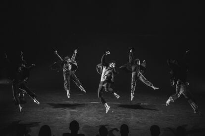 Los bailarines de la Sara Sánchez en la obra 'Kausto' en la sala Mirador de Madrid en diciembre 2019.