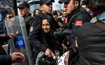 Policías antidisturbios detienen a una mujer durante una marcha en el distrito estambulí de Kadiköy para conmemorar el Día Internacional de la Mujer, el pasado domingo.