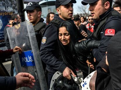 Polic&iacute;as antidisturbios detienen a una mujer durante una marcha en el distrito estambul&iacute; de Kadik&ouml;y para conmemorar el D&iacute;a Internacional de la Mujer, el pasado domingo. 