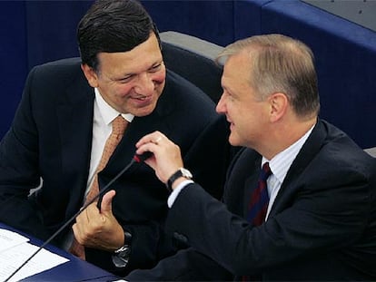El comisario para la Ampliación, Olli Rehn (derecha), y el presidente de la Comisión, José Manuel Durão Barroso.