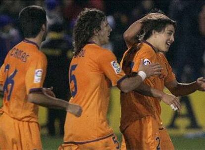 Los jugadores del Barça felicitan a Bojan por su gol