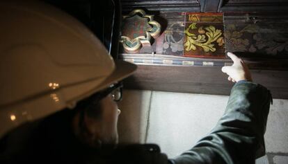 Una técnico muestra una de las catas realizadas