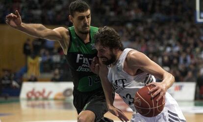 Ventura intenta evitar que Llull anote.