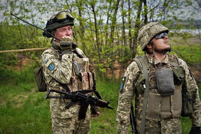 Captain Walter (left), a company commader in the 63rd Infantry Brigade, on the Liman front. 