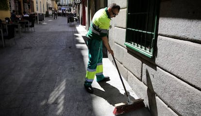 Barrendero en la calle de Barcelona en Madrid, el 10 de abril de 2017.