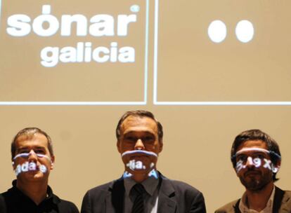 Presentación del Sónar, donde participaron el codirector del Sónar, Ricard Robles (izquierda), el conselleiro de Cultura, Roberto Varela (centro) y el gerente del Xacobeo, Ignacio Santos.