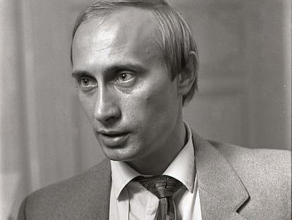 Un joven Vladímir Putin, en una escena de 'Putin: de espía a presidente', miniserie de la BBC.