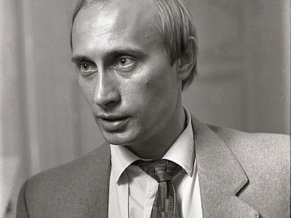 Un joven Vladímir Putin, en una escena de 'Putin: de espía a presidente', miniserie de la BBC.