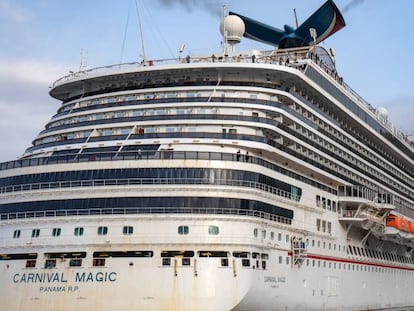 Vista del crucero Carnival Magic.