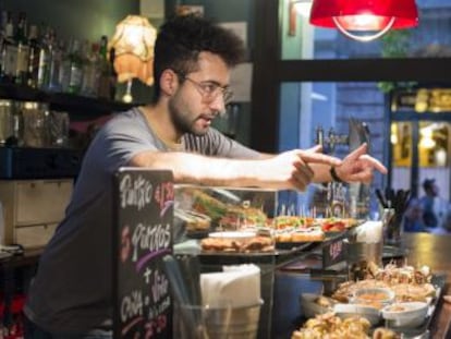 Un camarero del bar Es Xibiu ofrece por dos euros ca&ntilde;a y tapa.