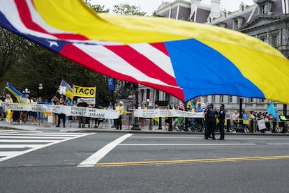 Varias personas muestran su apoyo a Ucrania en el exterior de la Casa Blanca en Washington, este lunes.