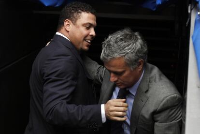 Ronaldo se ha saludo con el entrenador del Real Madrid, José Mourinho, minutos antes de que comenzara el choque frente al Sporting. El exfutbolista jugó en el club blanco durante cuatro temporadas.