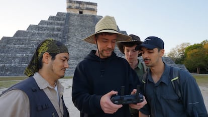 El 'youtuber' estadounidense, Mrbeast (centro), junto a un trabajador del INAH (izquierda) y su equipo frente a la pirámide de Chichén Itzá, en el Estado de Yucatán.