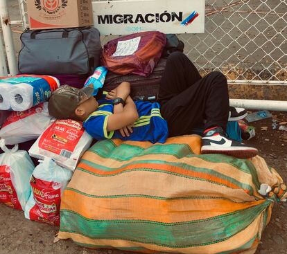 Un niño venezolano descansa sobre un aprovisionamiento en la frontera entre Venezuela y Colombia en Cúcuta, norte de Santander, Colombia.