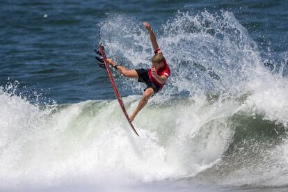 Este domingo también ha sido el estreno del surf como deporte olímpico en Tsurigasaki Surfing Beach, Chiba. En la imagen, uno de los favoritos al oro, el estadounidense John John Florence, ha dado la sorpresa al tener que pasar por la segunda ronda para seguir adelante en la competición. Ahora se enfrentará a su compatriota Kolohe Andino en tercera ronda.